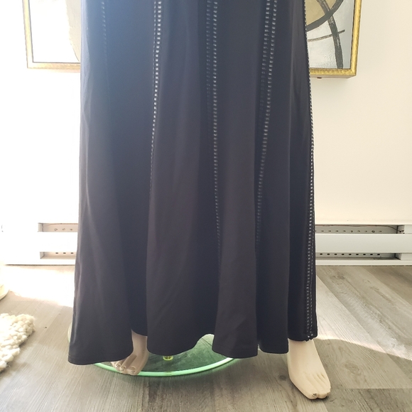 Tadashi Shoji | Jersey Gown with Foil Print Detail - Picture 13 of 14